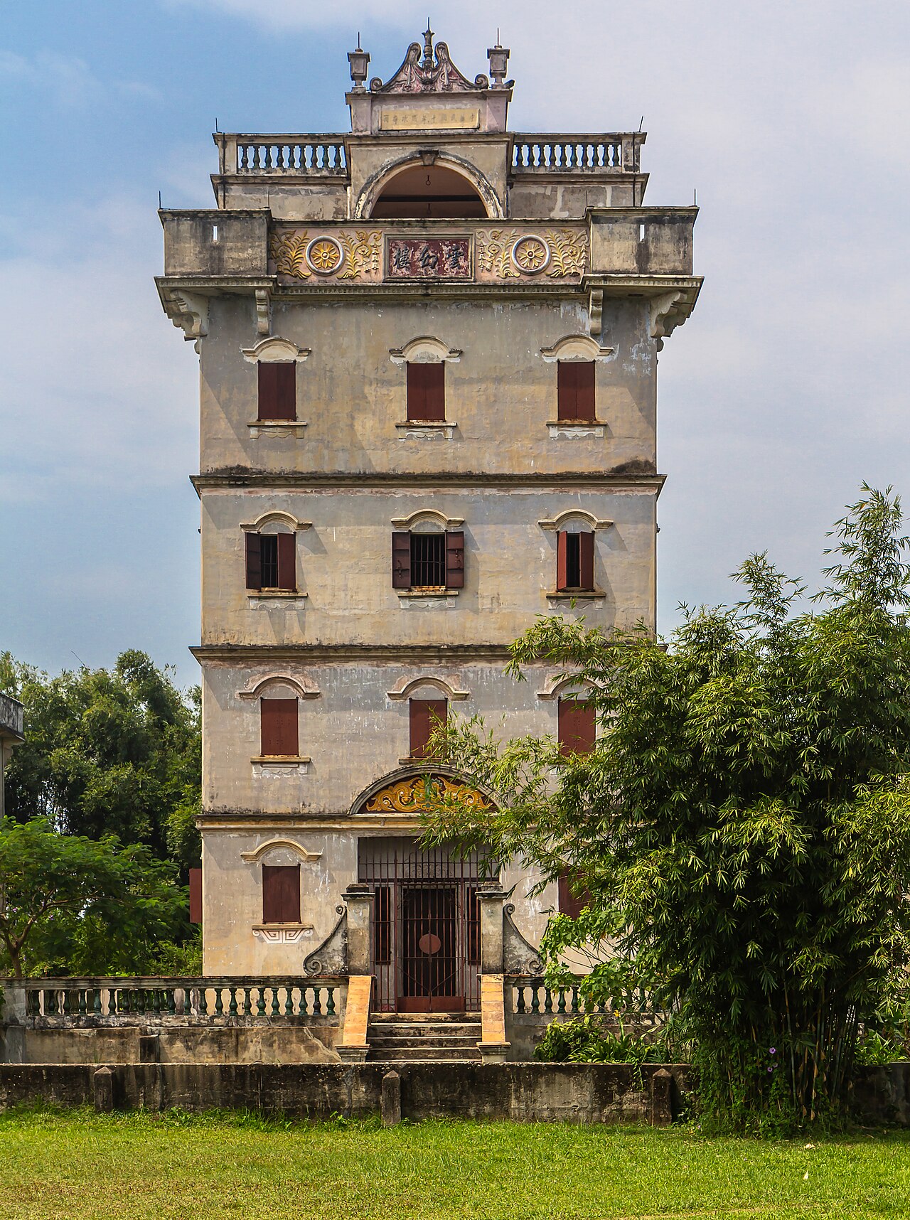 Yunhuan Lou’s stacked openings and decorated upper frontage in Zili