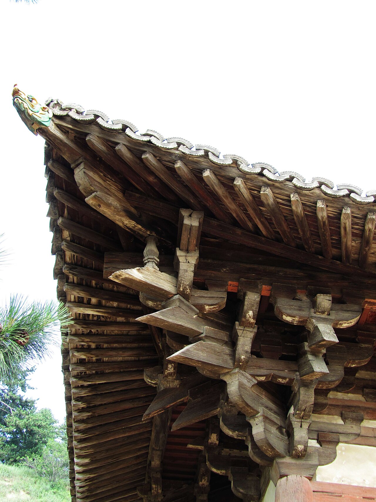 Timber corner brackets supporting the projecting eaves of Foguang’s East Main Hall